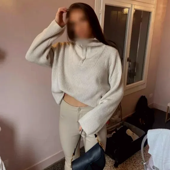 Büsra, 27