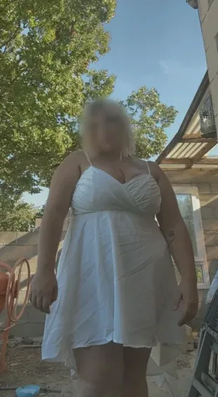 Lilly, 22